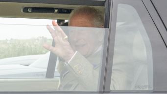 Re Carlo non si ferma mai: cosa fa persino in auto andando in chiesa