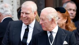 Re Carlo invita il fratello Andrea in vacanza, ma a una (severa) condizione