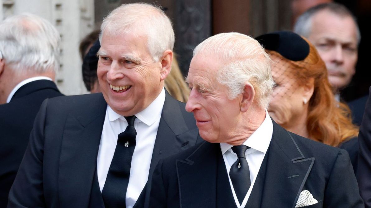 Re Carlo invita il fratello Andrea in vacanza, ma a una (severa) condizione