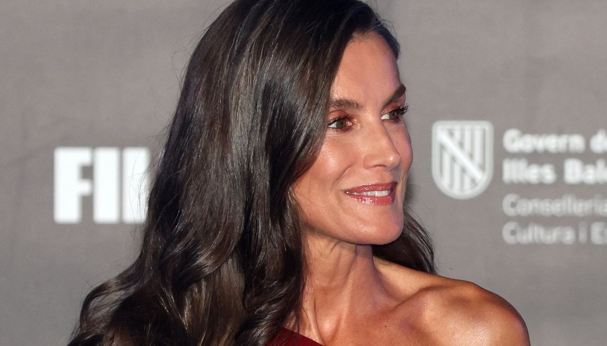 Letizia di Spagna bellissima con l'abito monospalla rosso all'Atlantida Mallorca Film Fest