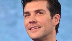 Roberto Bolle esagera in barca, addominali scolpiti e solo un asciugamano addosso