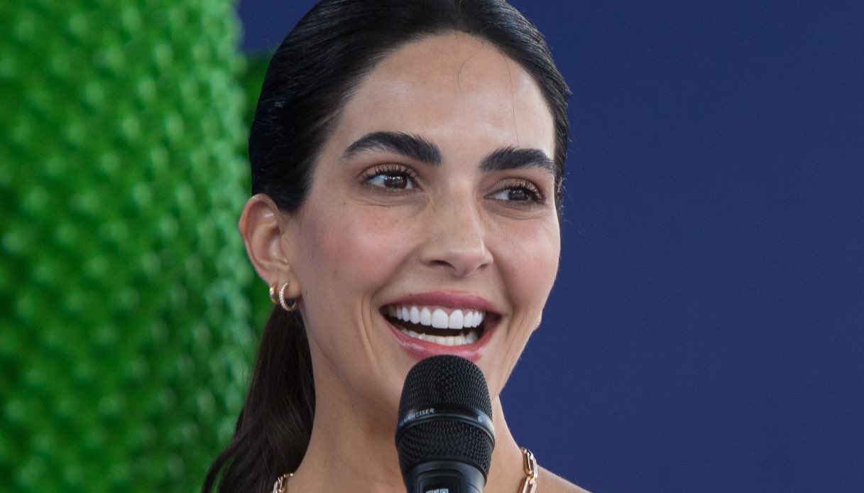 rocio morales sorprende a ferragosto il maxi cappello diventa protagonista del look da Dilei.it rocio morales sorprende a ferragosto il maxi cappello diventa protagonista del look