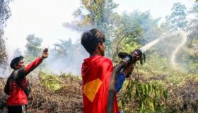 17enne indonesiano spegne gli incendi vestito da Superman: “Felice di aiutare”