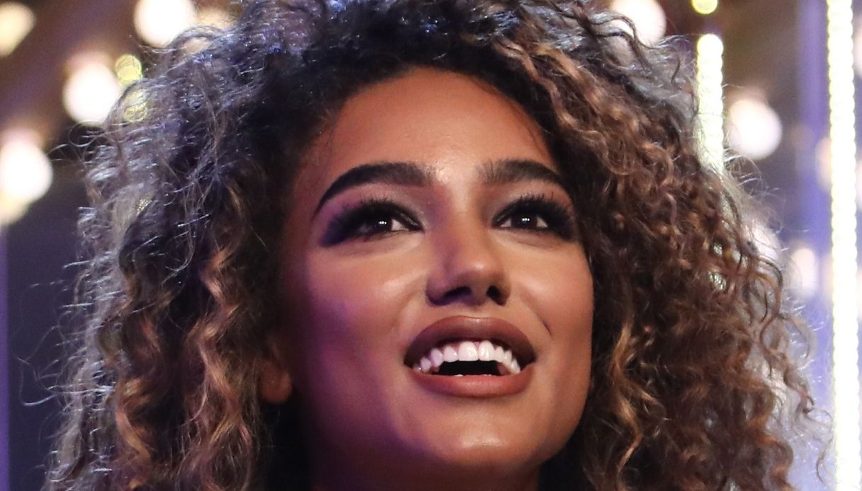 la ruota della fortuna samira lui e nicla ozenda si sfidano a colpi di glamour da Dilei.it la ruota della fortuna samira lui e nicla ozenda si sfidano a colpi di glamour