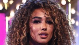 La Ruota della Fortuna, Samira Lui è pronta alla spiaggia e splende nell’abito d’oro