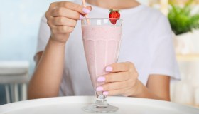 Le Strawberry Milkshake Nails sono il nude lattiginoso 2.0 dell’estate 2026, ed amplificano la tintarella