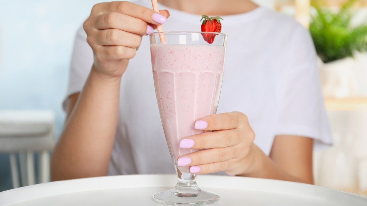 Le Strawberry Milkshake Nails sono il nude lattiginoso 2.0 dell’estate 2026, ed amplificano la tintarella