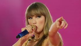 Taylor Swift cambia look, il nuovo taglio riporta indietro nel tempo. E i fan pensano già a una nuova era
