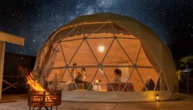 Amazon ha messo in vendita la cupola trasparente che trasforma il tuo giardino in un glamping