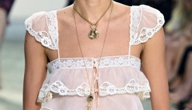 Alla moda, ma fresche: i top di tendenza su cui costruire il look nell’estate 2026