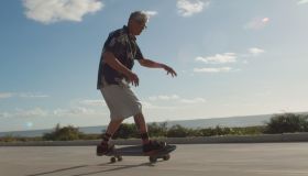 A 60 anni rappresenterà il suo Paese in un torneo internazionale di skateboard: “Non sei troppo vecchio?”