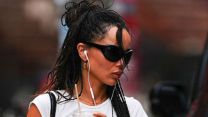 Altro che airpods, le cuffie con il filo sono l’accessorio cool e retrò scelto dalle celeb (Zoë Kravitz docet)