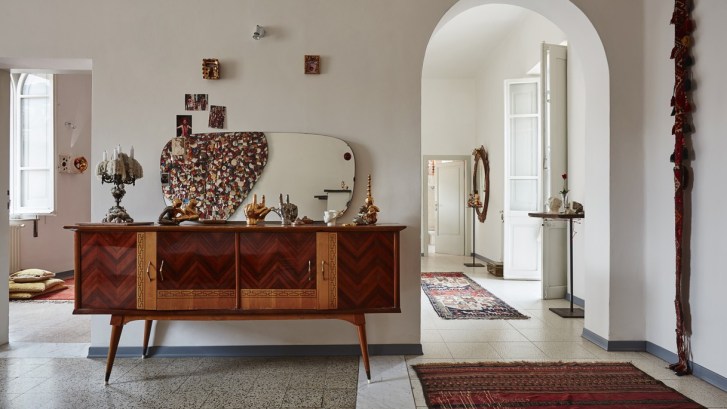Un po’ casa un po’ atelier, dove vive in Italia l’artista Andrea de Carvalho