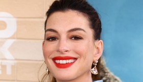 Anne Hathaway incinta, il look premaman spiazza: pancione scoperto e jeans sul red carpet