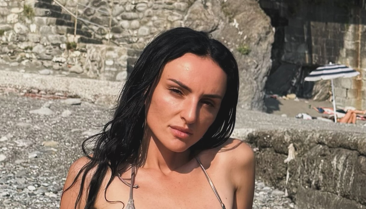 “AAA Cercasi Tarzan”: Arisa ironizza su Instagram. E seduce col costume in pelle nera
