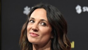 Asia Argento premiata a Locarno, il look azzurro più inaspettato