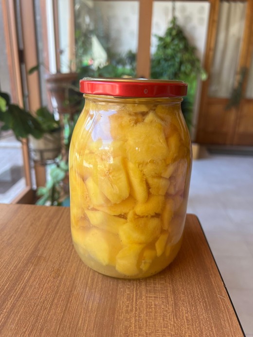 Barattolo di vetro con pesche sciroppate