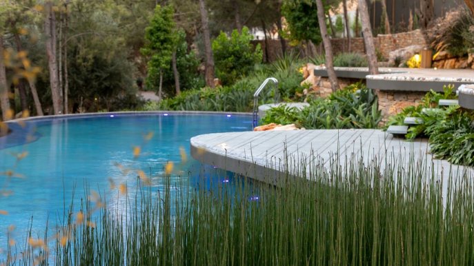 Addio cloro e teloni invernali, la piscina che si fonde con il paesaggio del giardino