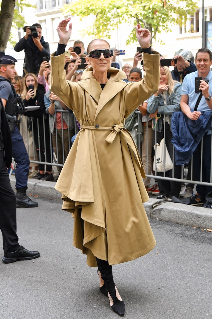 C&eacute;line Dion davanti al Le Royal Monceau a Parigi con trench cammello e d&eacute;collet&eacute; nere