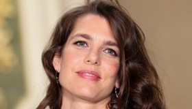 Charlotte Casiraghi riceve il suo primo premio in chemisier a righe nella sua Isola fortunata