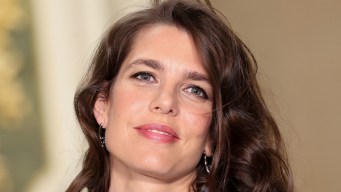 Charlotte Casiraghi riceve il suo primo premio in chemisier a righe nella sua Isola fortunata