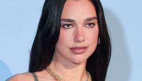 Questo bracciale extra bold visto su Dua Lipa ti svolta anche i look più noiosi, noi lo abbiamo trovato in versione low cost