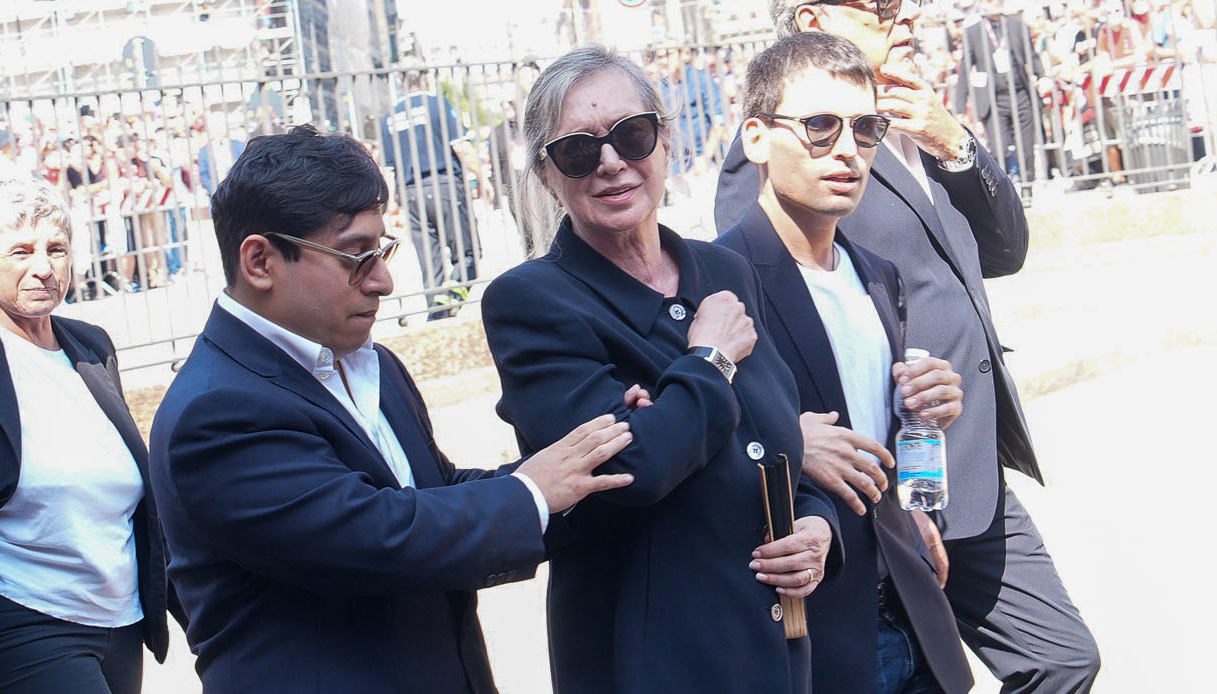 Funerale Franco Baresi, il dolore della famiglia. Martina Colombari accompagna Costacurta