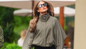 Jennifer Lopez e quel look con windbreaker che anticipava le tendenze di settembre
