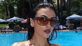 Giulia Salemi, il delicato pizzo bianco apre la sfilata degli ultimi look estivi