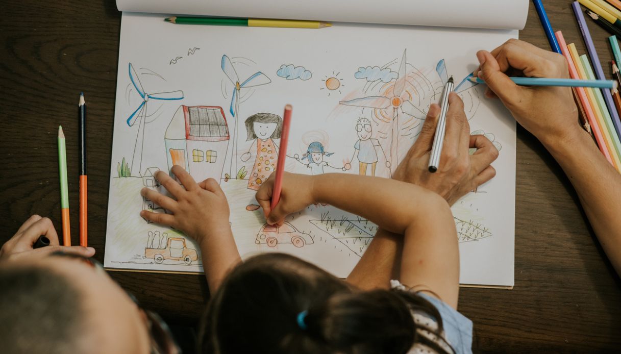 Bambini che disegnano