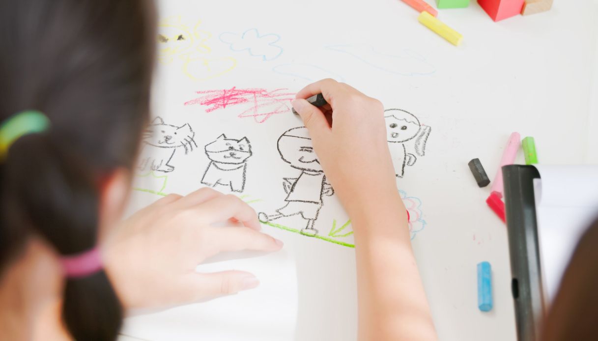 Bambini che disegnano