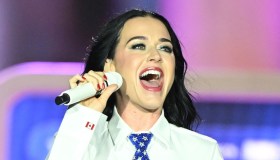Katy Perry canta in Costa Smeralda, tra gli ospiti anche Matteo Renzi (che scatta selfie con Trudeau)
