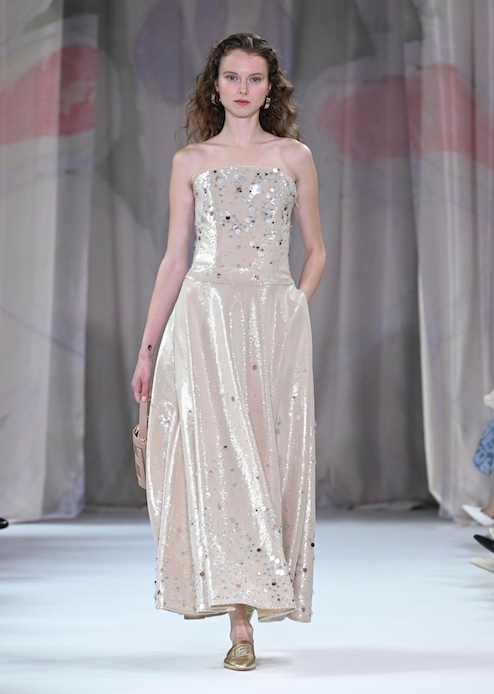 Modella in passerella con abito champagne Laura Biagiotti Primavera Estate 2026 con corpetto strapless e paillettes specchiate