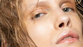 Labbra glassate a effetto vetro: il lip Gloss Lifter Gel di Maybelline New York sta andando a ruba (oggi con lo sconto)