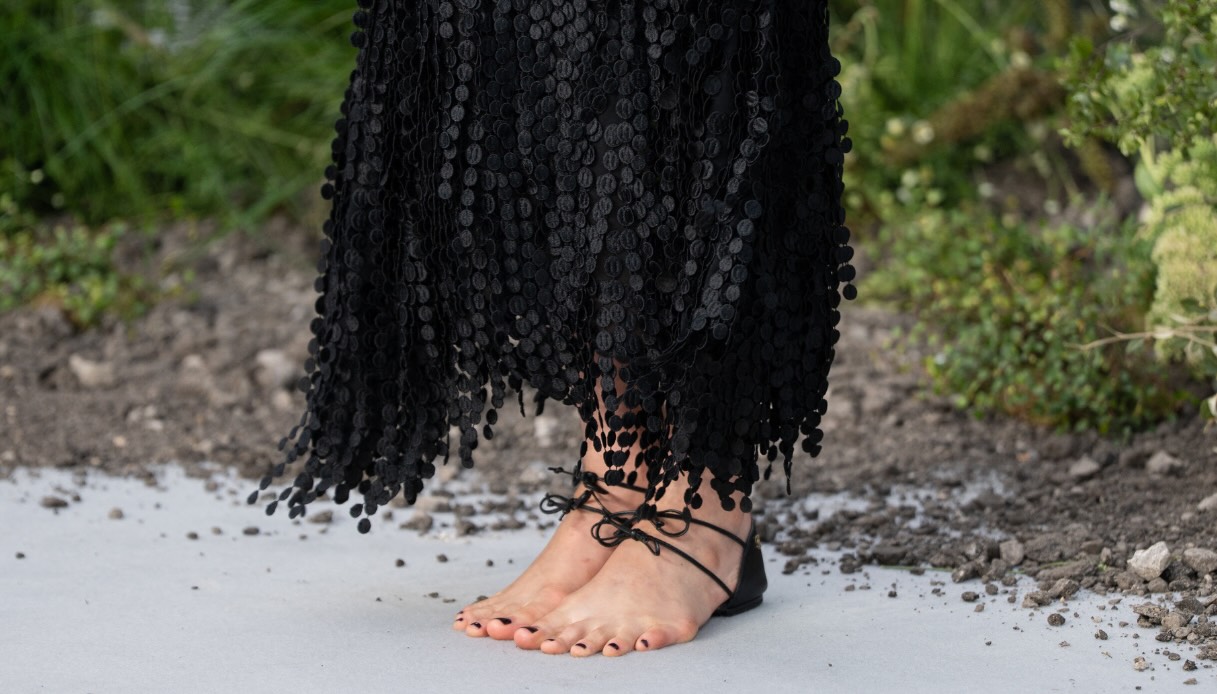 Dettaglio delle barefoot shoes Chanel indossate da Margaret Qualley alla première di The Dog Stars