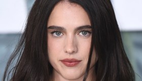 Margaret Qualley, le scarpe più strane del momento arrivano sul red carpet