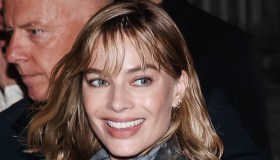 Margot Robbie, il mini abito bianco ci riporta nella Parigi anni ’60