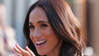 Meghan Markle celebra i 45 anni con un tuffo liberatorio: la foto tra i palloncini