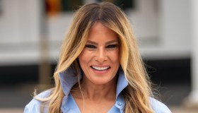 Melania Trump, il look del ritorno in pubblico dopo un mese e il caso dell’assistente