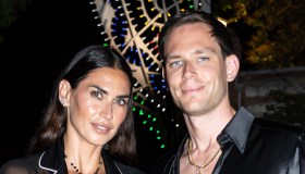 Melissa Satta, trasparenze audaci accanto a Carlo Beretta in Sardegna