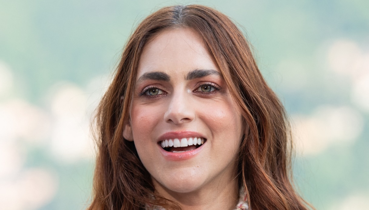 Miriam Leone, dea al tramonto: l’abito bianco è pura luce