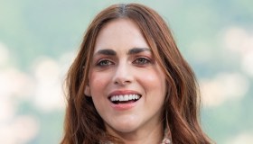 Miriam Leone, dea al tramonto: l’abito bianco è pura luce