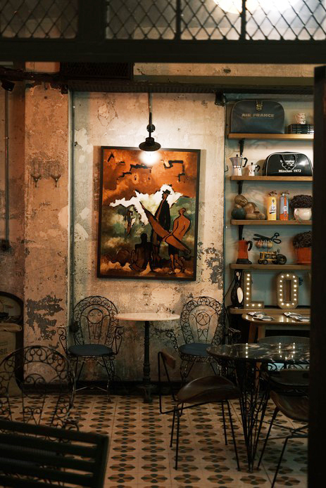 Parete intonacata e scrostata con quadro vintage in un locale dal fascino retr&ograve;