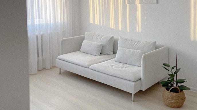 Colori chiari, materiali che respirano e ombra ben studiata per battere l’afa in casa