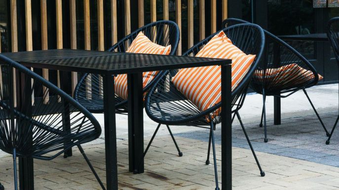 Outdoor dark mode, il terrazzo e il giardino scelgono il nero elegante