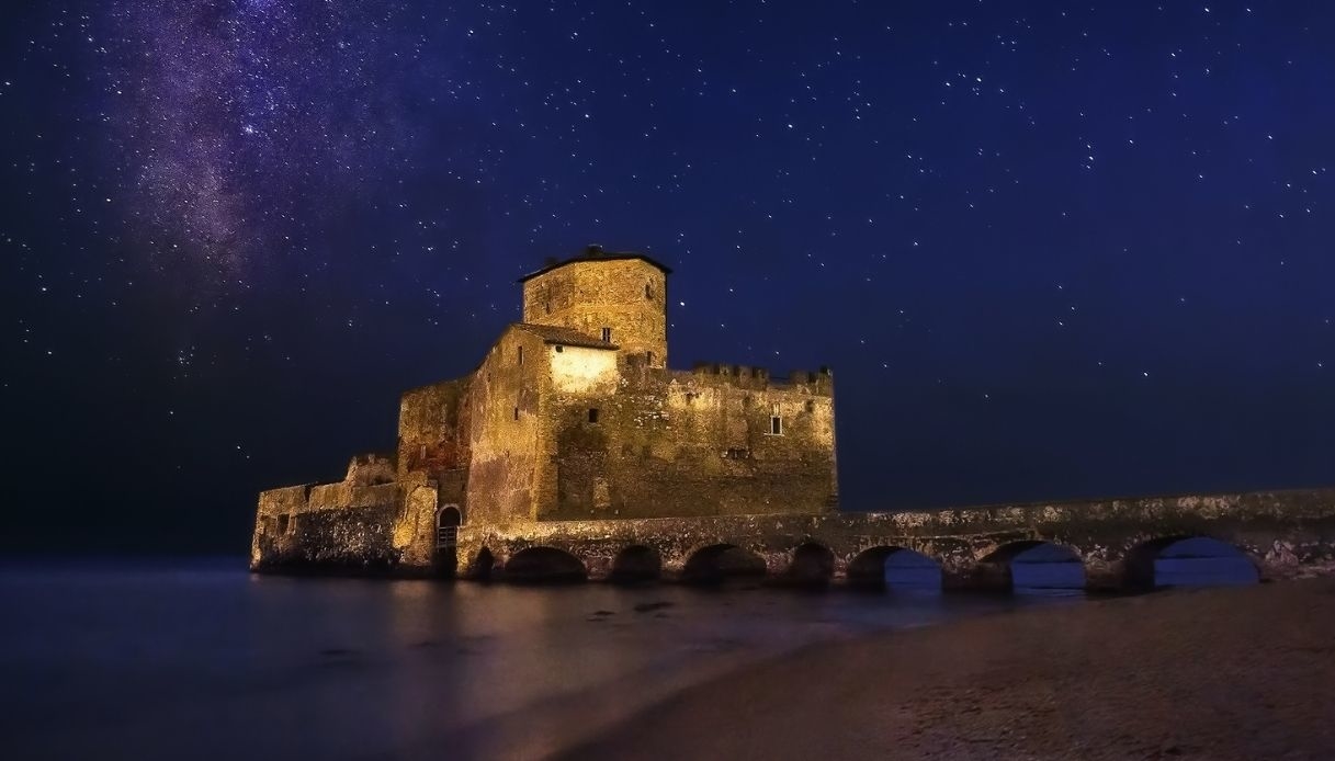 Torre Astura, il suggestivo panorama notturno