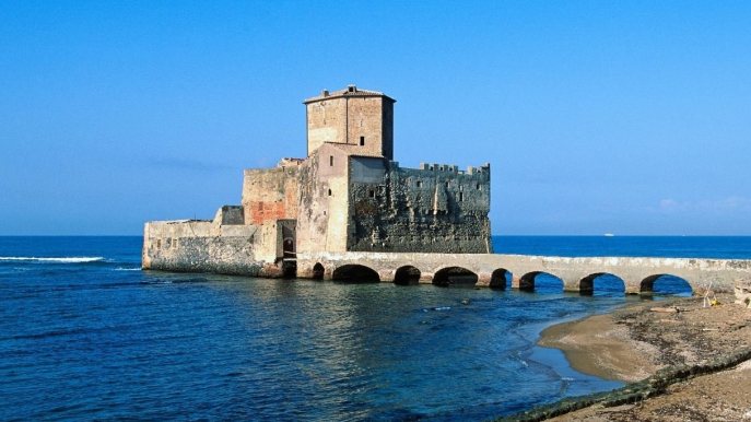 Torre Astura, l’affascinante fortezza militare costruita nel mare