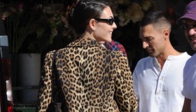 Vittoria Ceretti divina con la giacca leopard-print. Il capospalla autunnale che darà un twist ai tuoi l’outfit