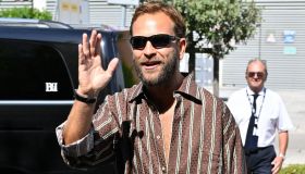 Alessandro Borghi incanta Venezia 83 con un look da ragazzaccio