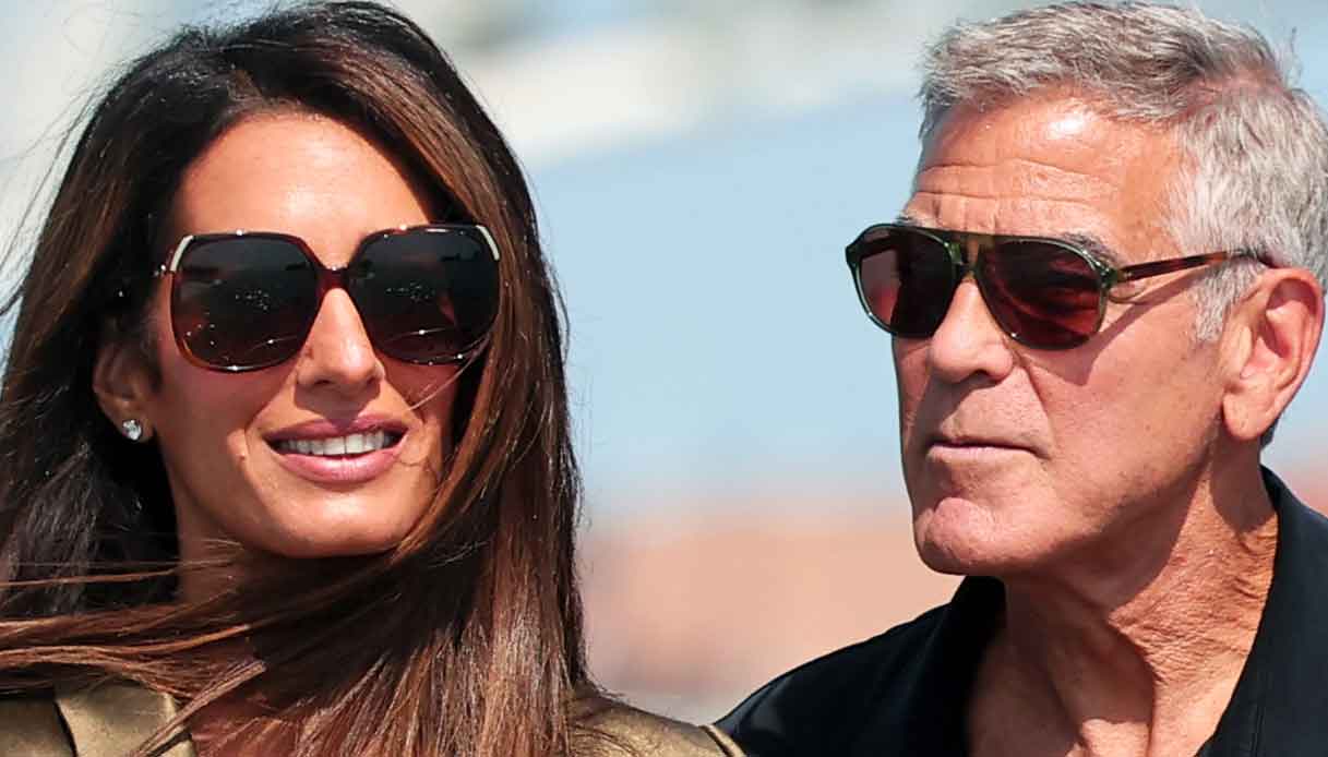 amal clooney sbarca a venezia 2026 con george sensuale e casual in shorts di seta verde da Dilei.it amal clooney sbarca a venezia 2026 con george sensuale e casual in shorts di seta verde